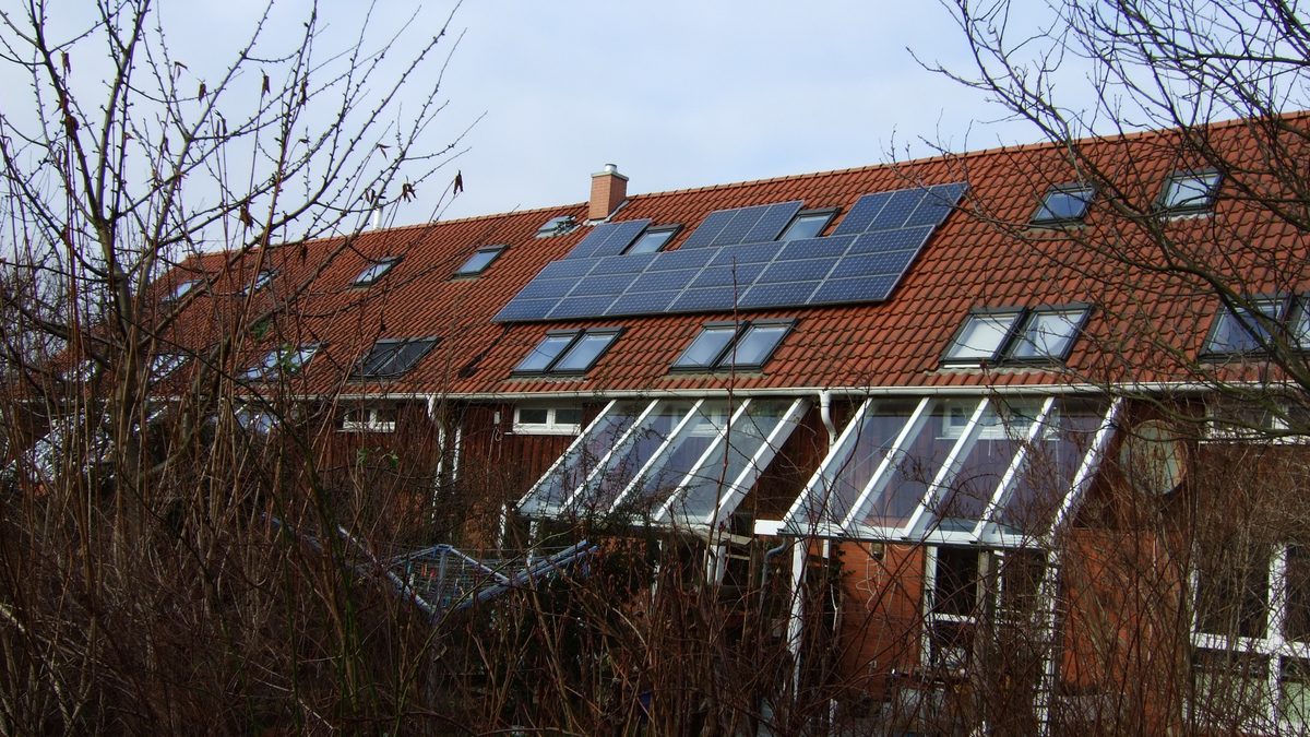 Panneaux photovoltaïques sur une toiture en tuiles